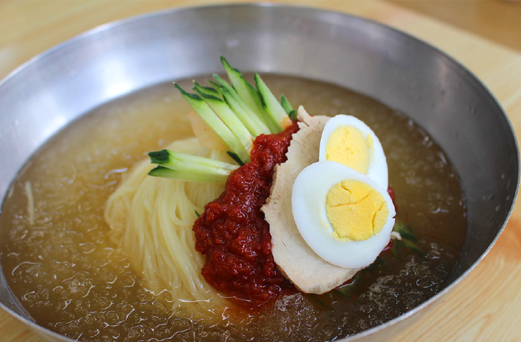 냉면육수 칼로리, 이거 마시면 살찔까? 다이어터들이 몰래 찾는 이유